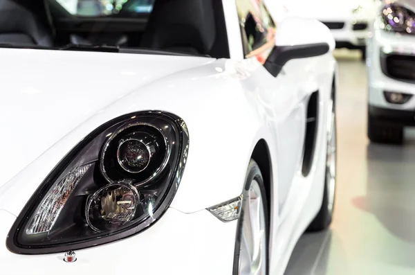 Detalle en la luz trasera de un coche blanco en la sala de espera —  Fotos de Stock