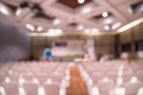 Fotografia borrada abstrata da preparação da reunião na sala de conferências brilhante — Fotografia de Stock