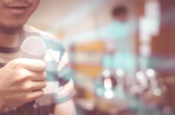 Fechar alguma parte do cantor cantando com microfone — Fotografia de Stock