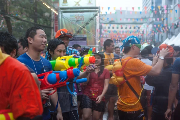 BANGKOK, TAILANDIA - 15 DE ABRIL DE 2014: Agua no identificada en el festival Songkran el 15 de abril de 2014 en el mundo central en Bangkok, Tailandia — Foto de Stock