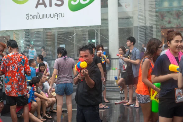 BANGKOK, TAILANDIA - 15 DE ABRIL DE 2014: Agua no identificada en el festival Songkran el 15 de abril de 2014 en el mundo central en Bangkok, Tailandia — Foto de Stock