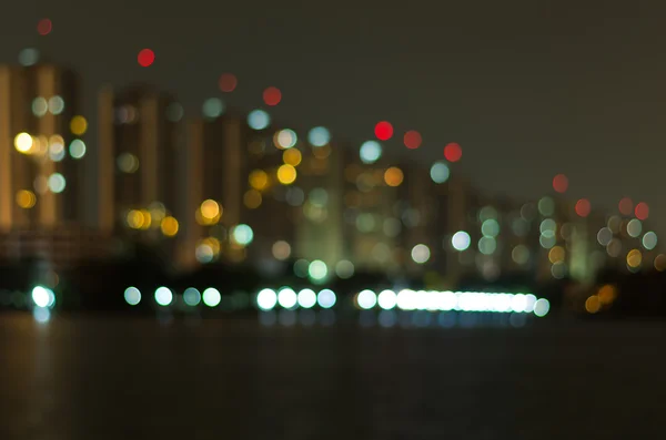 Paisaje urbano vista al río en el crepúsculo, borrosa foto bokeh —  Fotos de Stock