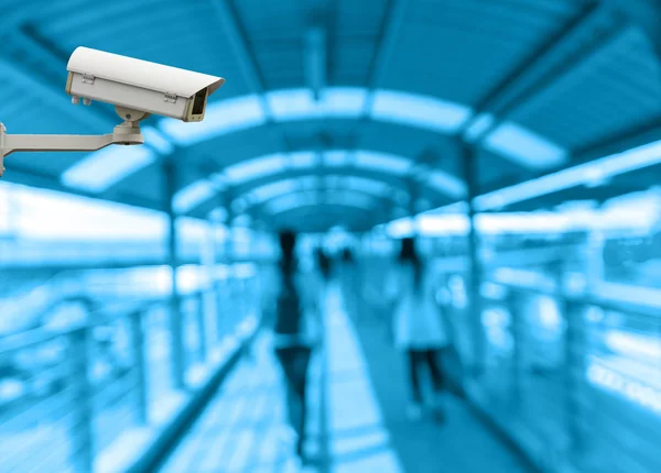 Caméra de sécurité CCTV sur moniteur la photo floue abstraite des personnes avec passerelle skywalker — Photo