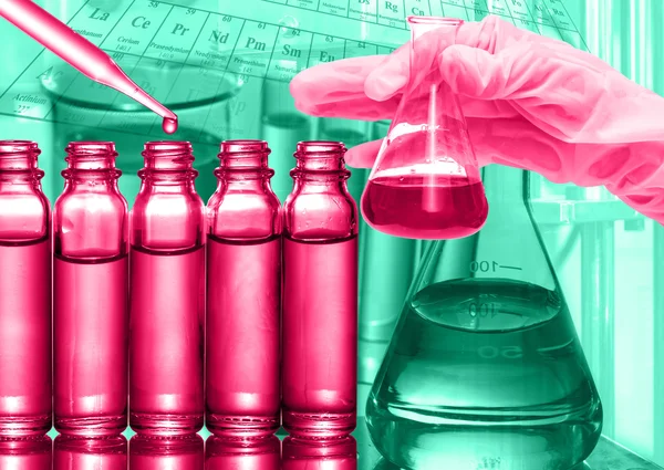 Pesquisa de laboratório de ciência, deixando cair líquido químico para testar tubos — Fotografia de Stock