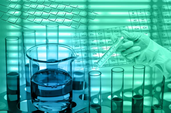 Vetenskap laboratorium forskning, släppa kemisk vätska till provrör — Stockfoto