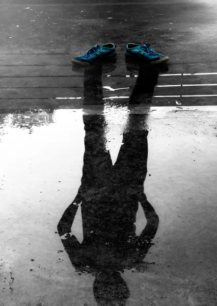 The man reflection in the water after raining — Stock Photo, Image