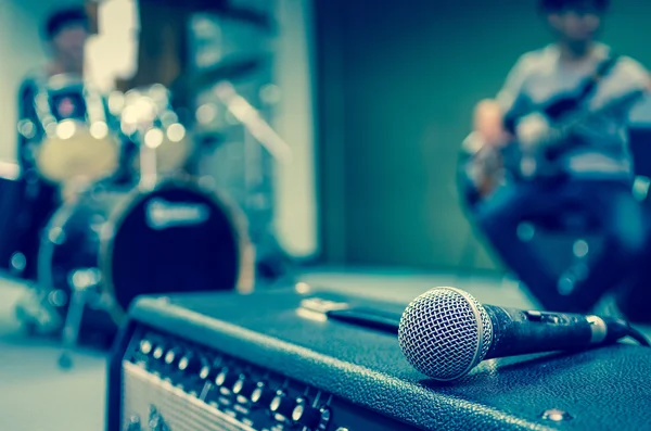 Müzisyen üzerinde mikrofon closeup arka plan bulanık — Stok fotoğraf
