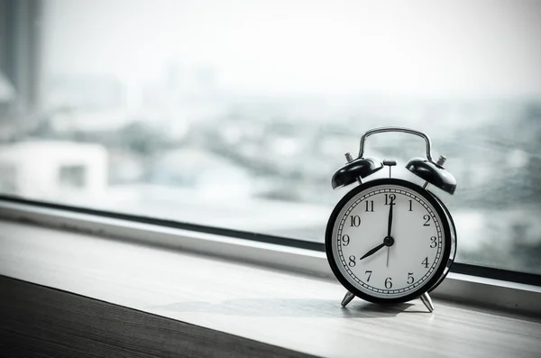 Reloj despertador vintage en ventanas a primera hora de la mañana —  Fotos de Stock