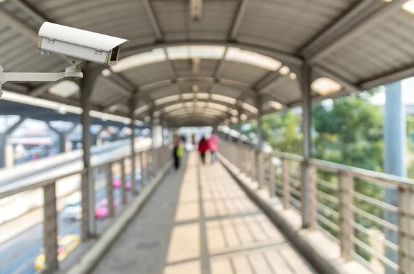 Cámara de seguridad CCTV en el monitor la foto borrosa abstracta de las personas con skywalker camino —  Fotos de Stock