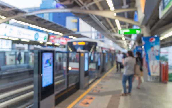 Abstraktes, verschwommenes Foto des Himmelsbahnhofs mit Menschen Hintergrund — Stockfoto