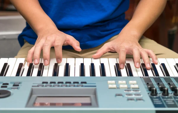 Manos tocando el teclado o el piano — Foto de Stock