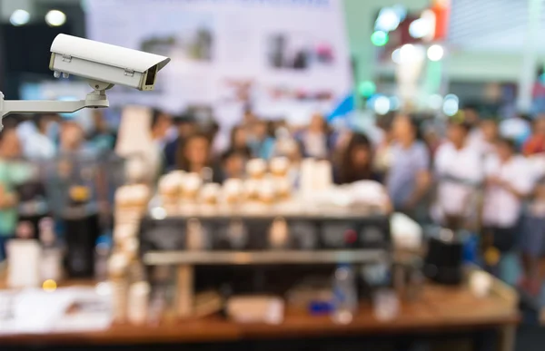 Caméra de sécurité CCTV sur écran l'abstrait flou avec la présentation du café sur fond bokeh — Photo