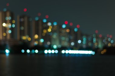 Cityscape nehir manzaralı alacakaranlık zaman, bulanık fotoğraf bokeh