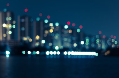 Cityscape nehir manzaralı alacakaranlık zaman, bulanık fotoğraf bokeh