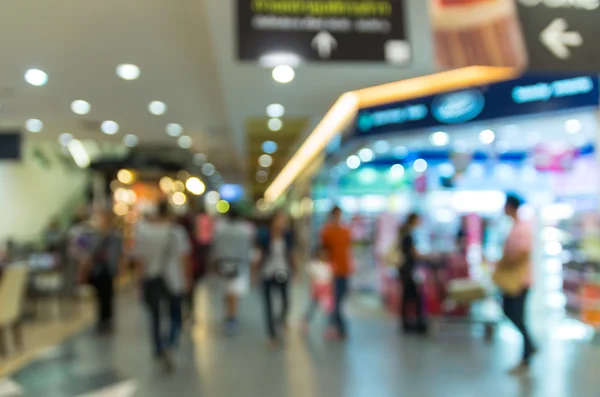 Photo floue abstraite avec des gens dans un grand magasin fond bokeh — Photo