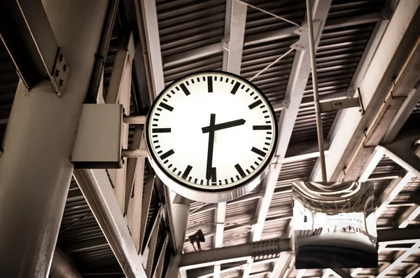 Primer plano del reloj en la estación de tren del cielo —  Fotos de Stock