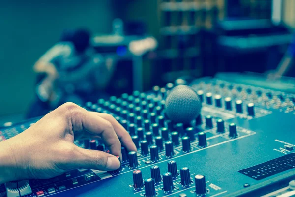 Hand aanpassen, audio-mixer — Stockfoto