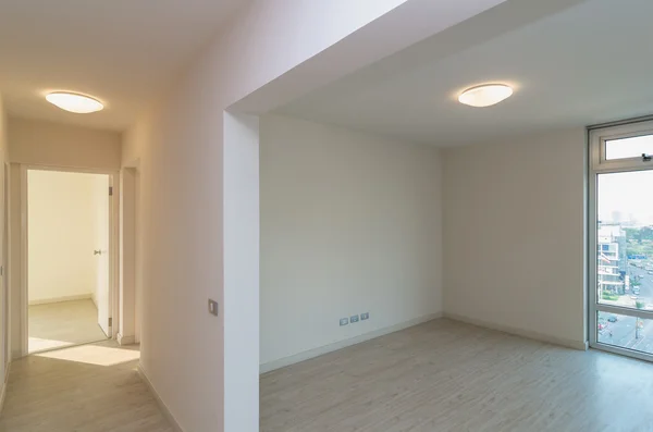 Habitación con cama interior vacía en un apartamento nuevo —  Fotos de Stock