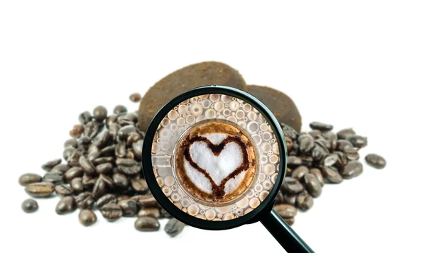 Magnifying glass with background of roasted coffee beans to be ice coffee cup on store blurred background, food and drink with business concept — Stock Photo, Image