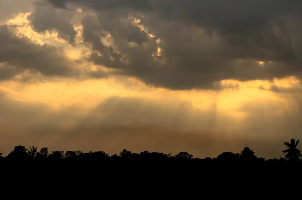 Rays of light shine, dramatic sunset, worm tone — Stock Photo, Image