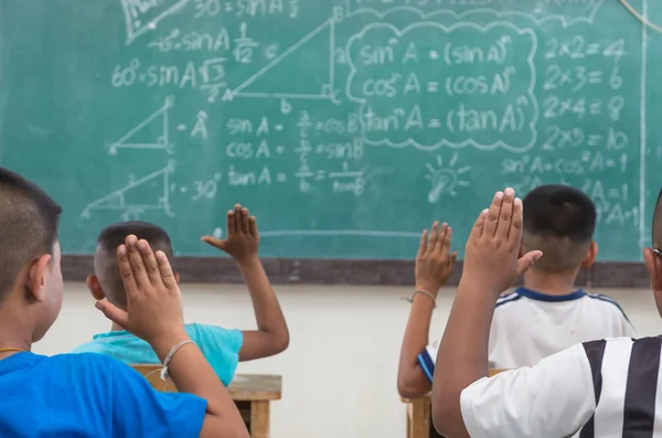 Levantar las manos en el aula en el campo Escuela entre compañeros de clase — Foto de Stock
