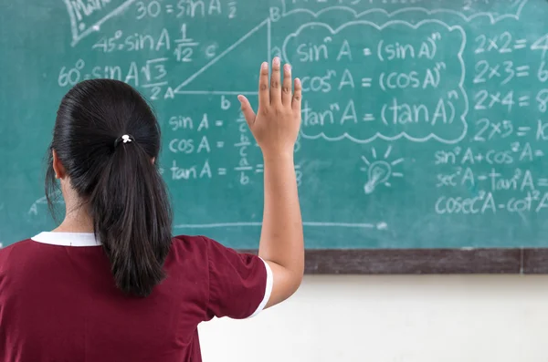 Mãos erguidas em sala de aula na escola — Fotografia de Stock