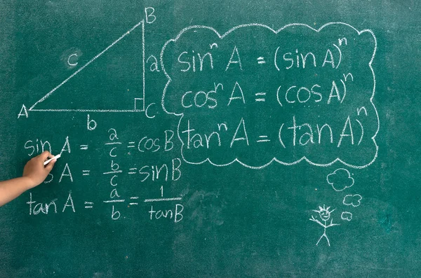 Mão escrevendo fórmulas matemáticas em um quadro negro — Fotografia de Stock