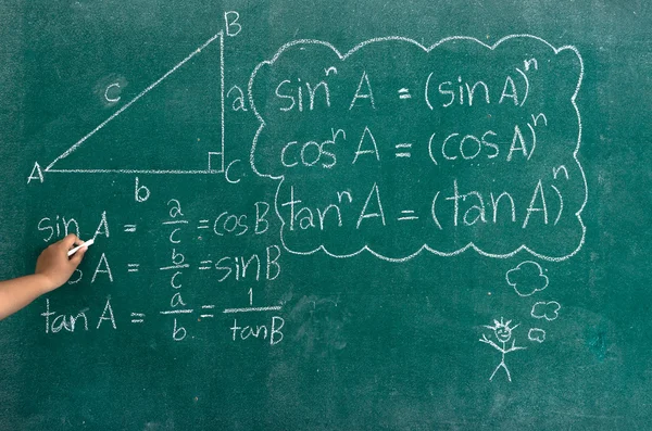 Strony pisanie formuł matematyki na tablicy — Zdjęcie stockowe