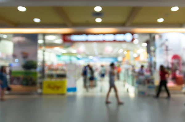 Abstracte wazig foto van winkel met mensen in warenhuis — Stockfoto