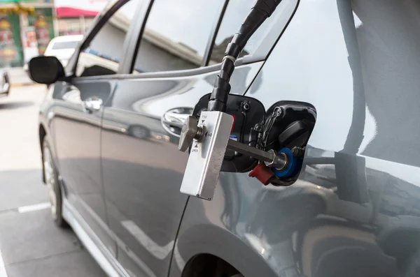 Ακροφύσιο αερίου να προσθέσετε αερίου στο αυτοκίνητο σε βενζινάδικο — Φωτογραφία Αρχείου