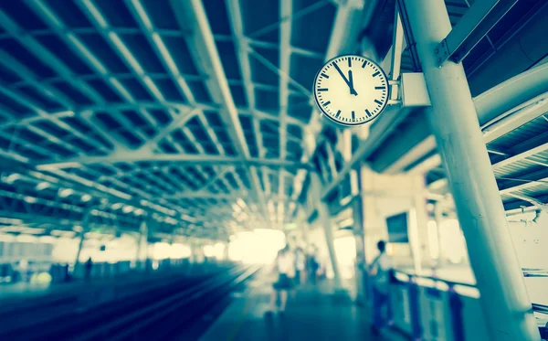 Reloj en la estación de tren del cielo, tono vintage —  Fotos de Stock