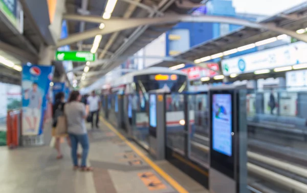 Abstrakt suddig bild av himlen tågstation med människor bakgrund — Stockfoto