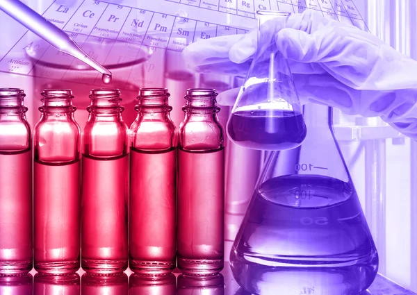 Laboratório químico, cientista deixando cair o reagente para testar o tubo — Fotografia de Stock