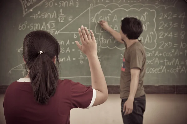 Levantar las manos en el aula de la escuela — Foto de Stock