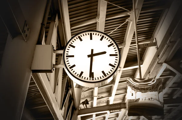 Primer plano del reloj en la estación de tren del cielo —  Fotos de Stock