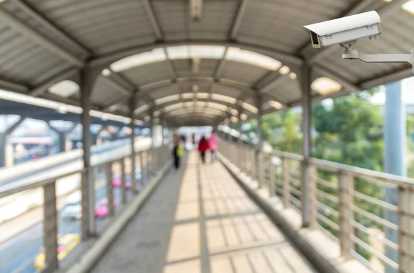 Cámara de seguridad CCTV en el monitor la foto borrosa abstracta de las personas con skywalker camino —  Fotos de Stock