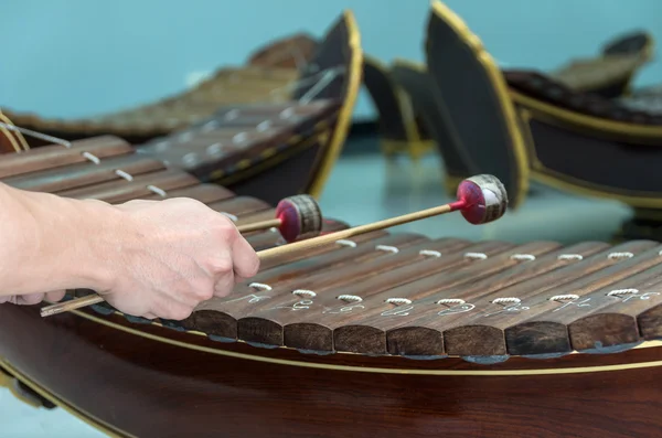 Mão batendo o instrumento musical tailandês (xilofone), instrumento asiático, foco na mão — Fotografia de Stock