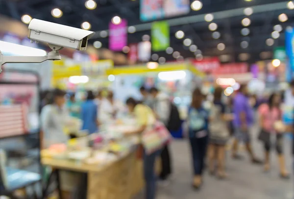 Cámara de seguridad CCTV en el monitor del centro comercial con personas en fondo de foto borrosa abstracta —  Fotos de Stock