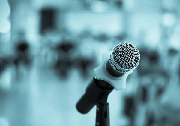 Nahaufnahme des Mikrofons im Konferenzraum auf verschwommenem Hintergrund — Stockfoto