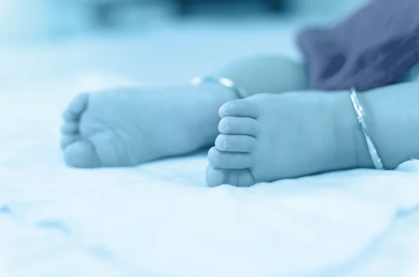 Baby feet on the bed — Stock Photo, Image
