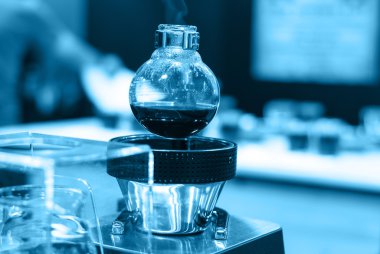 Müşteri ile dükkanda kahve makinesi arka plan bulanık