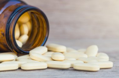 Hap ya da vitamin ahşap zemin üzerine tıp şişelerde