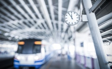 Gökyüzü tren istasyonu, vintage sesi saat