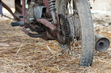 Paslı bileşenleri ile eski motosiklet