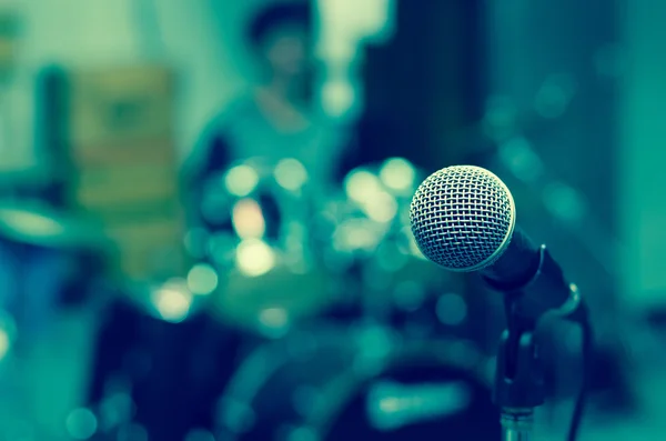 Primer plano del micrófono sobre fondo borroso músico — Foto de Stock