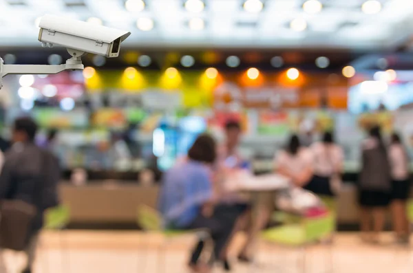 Cámara de seguridad CCTV en el monitor de la tienda de alimentos fondo borroso con bokeh — Foto de Stock