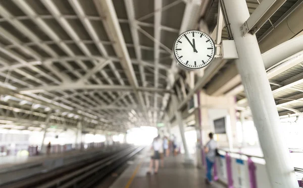 Relógio na estação céu-trem — Fotografia de Stock