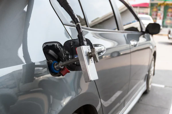 Zapfpistole soll Gas im Auto an Tankstelle geben — Stockfoto