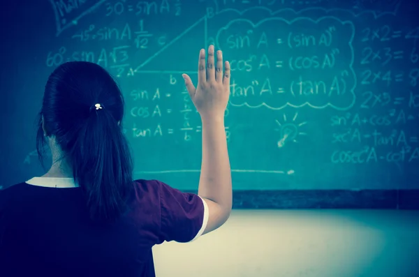 Mãos erguidas em sala de aula na escola — Fotografia de Stock