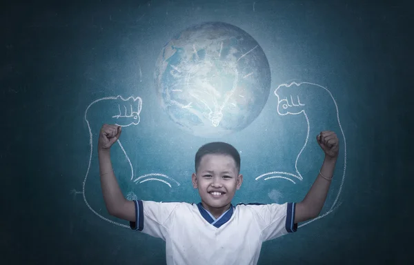 Azjatycki silne dzieci przeciwko tablicy w klasie, koncepcja edukacji. Elementy tego obrazu dostarczone przez Nasa — Zdjęcie stockowe